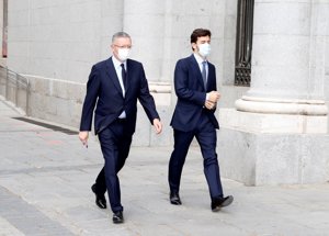 El ex alcalde de Madrid y su hijo Alberto a su llegada al Teatro Real para asistir a su reapertura