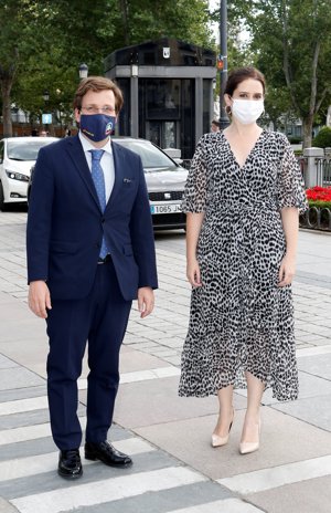 El alcalde de Madrid y la presidenta de la Comunidad a su llegada al Teatro Real para la reapertura del mismo