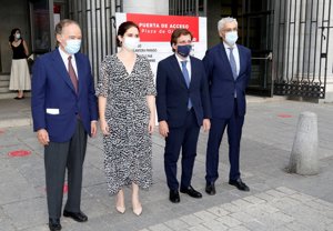 El alcalde y la presidenta de la Comunidad de Madrid posan con las autoridades antes de la reapertura del Teatro Real