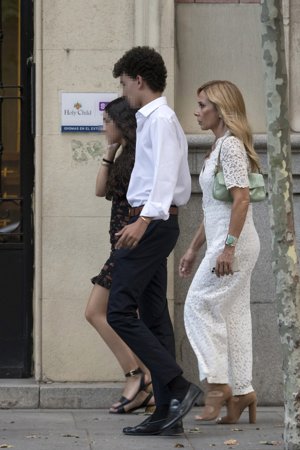 La cantante presumió de tipazo con un veraniego mono de encaje blanco