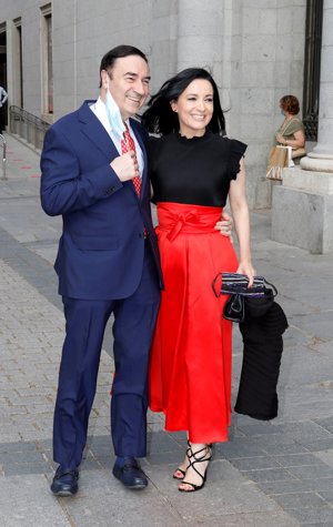 Más enamorados que nunca, Pedro J y Cruz Sánchez posaron a su llegada al Teatro Real el día de su reapertura