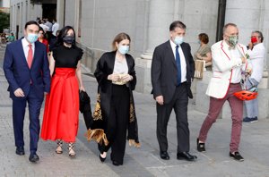 La pareja llegó al Teatro Real acompañados por unos amigos