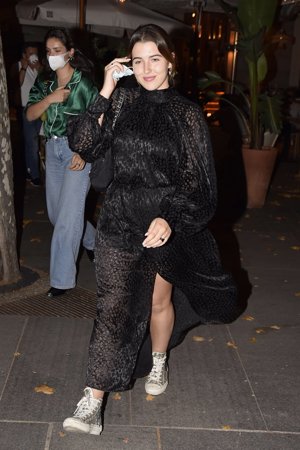 La hija de Manuel Díaz El Cordobés eligió un vestido negro con abertura delantera para la ocasión