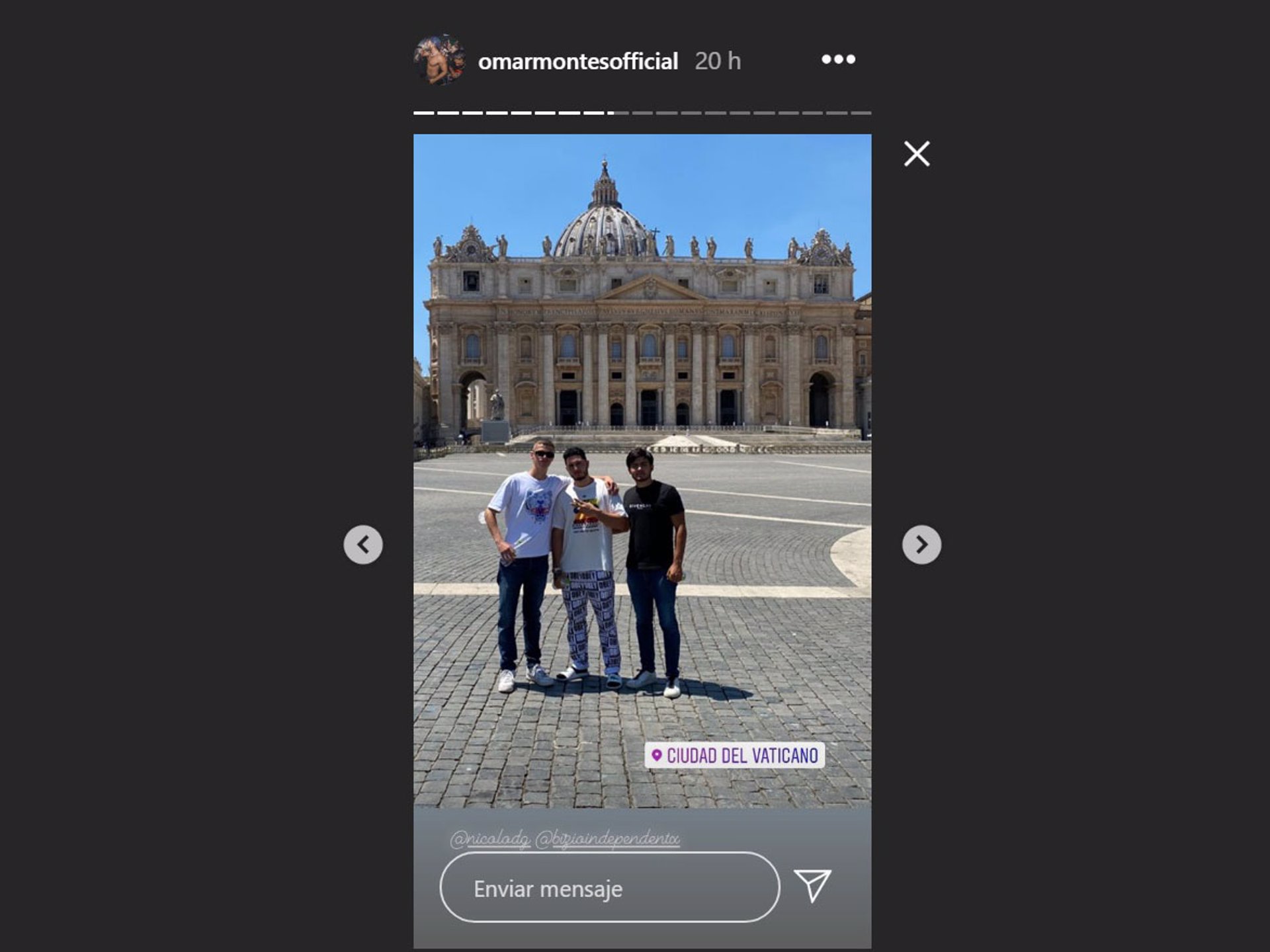 Omar Montes con amigos en el Vaticano