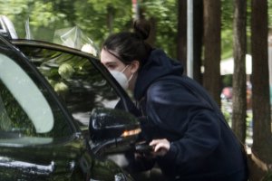 Carolina Monje, novia de Aless Lequio, compra un ramo de flores