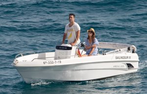 La presentadora y su marido, Álex Cruz, navegaron por el Mediterráneo en una pequeña lancha
