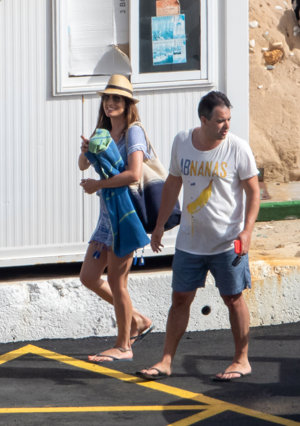 La presentadora de Mediaset hizo gala de su estilo boho con un sombrero panameño y un veraniego vestido