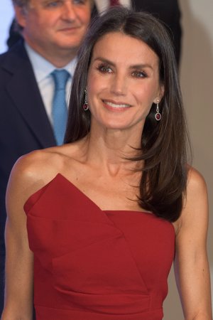 Doña Letizia, muy guapa con su vestido rojo asimétrico de Roberto Torreta