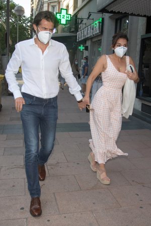 La cantante y su prometido, de paseo por las calles de la capital