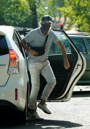 De incógnito, el actor llegó a su casa a toda velocidad