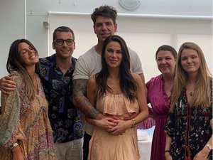 Foto familiar de Diego Matamoros con sus hermanas Laura, Lucía e Irene, su novia Carla y su cuñado Benji Aparicio