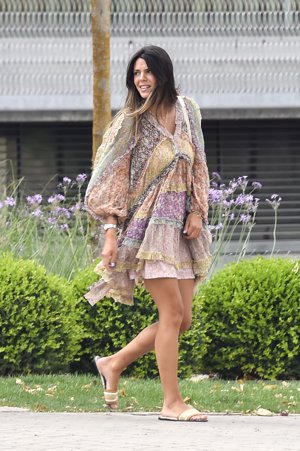 La influencer lució un vestido estilo boho que le sentaba de maravilla