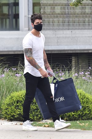 Diego, con las bolsas de sus regalos tras disfrutar de una comida familiar