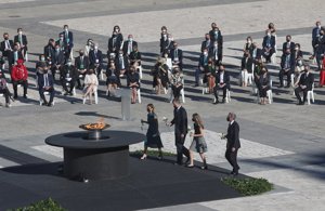 Los Reyes Felipe VI y Letizia, junto a sus hijas, rinden homenaje a las víctimas del Covid-19