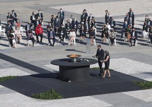 Los Reyes Felipe VI y Letizia, junto a sus hijas, rinden homenaje a las víctimas del Covid-19