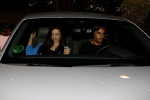 Rodri, incómodo por la presencia de prensa, fue el encargado de conducir el vehículo