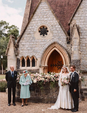 Fotografía para el recuerdo de la monarca británica y su esposo en la boda de su nieta Beatriz