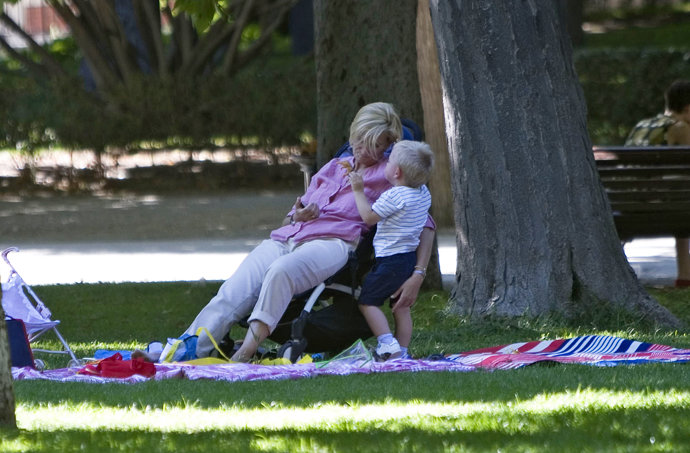Maria Zurita cariñosa con su hijo