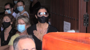 Paz rota de dolor con la mano en el pecho.