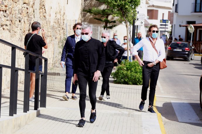 José Antonio León, gran amigo de Paz, con traje azul