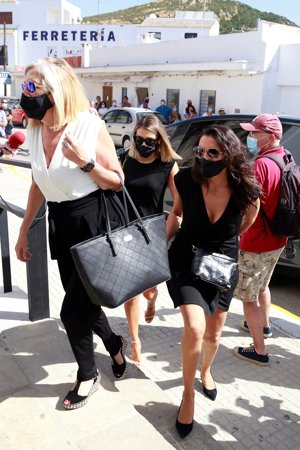 Paz Padilla llega a la iglesia Nuestra Señora del Carmen, donde se oficiará el oficio por el entierro de su marido.