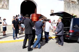 El cuerpo de Juan Vidal llega a la Iglesia Nuestra Señora del Carmen en Zahara de los Atunes.
