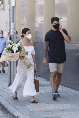 El hijo del colaborador y su novia llegaron al hospital con un enorme ramo de flores