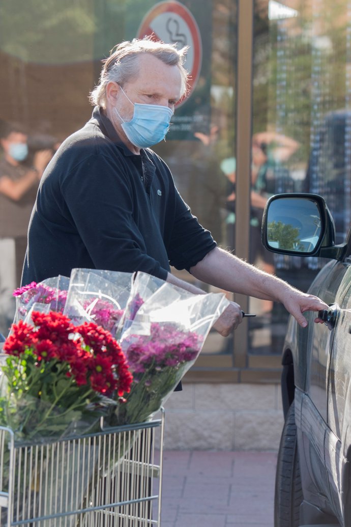 Miguel Bosé comprando flores en Madrid