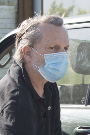 El artista llevó la mascarilla reglamentaria contra el coronavirus