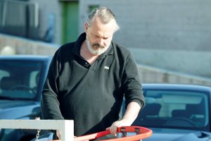 Con el pelo más largo y la barba más poblada de lo que nos tiene acostumbrados, el cantante sigue manteniendo su atractivo