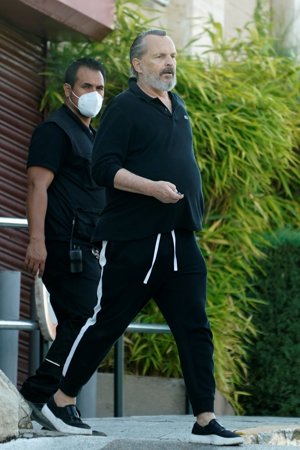 Cómodo para hacer sus recados, Miguel lució un atuendo de lo más informal