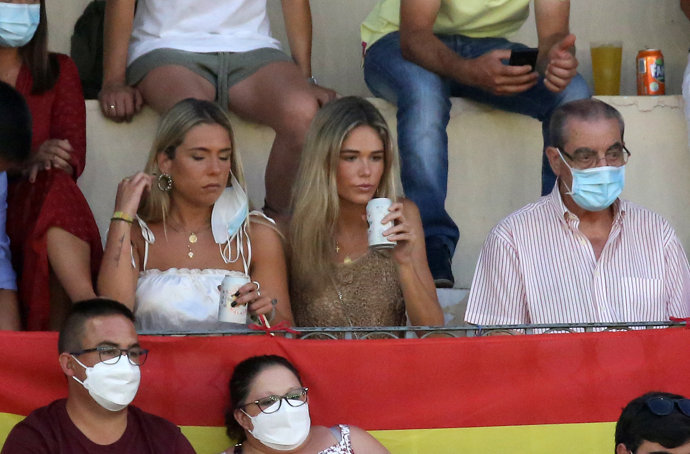 Ana Soria presenciando la corrida de Ponce