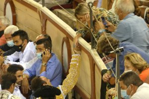 El diestro se acercó a la barrera en varias ocasiones para demostrar su amor por Ana Soria