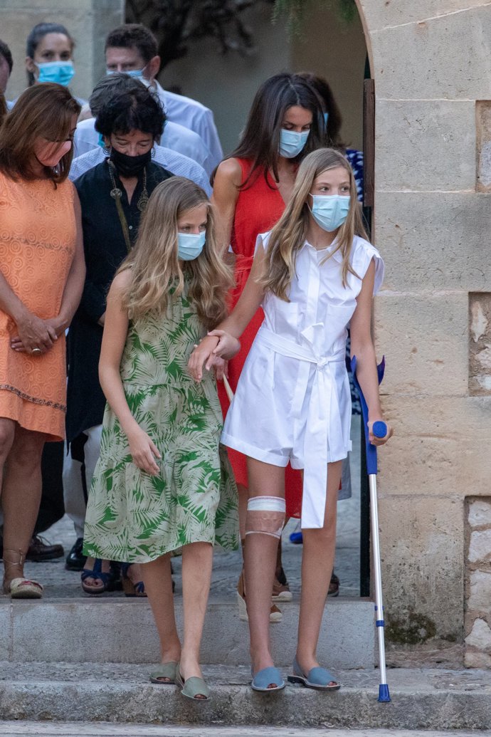 Leonor, ayudando a su hermana Sofía