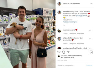 Aless Lequio y Carolina Monje el día que adoptaron a su mascota