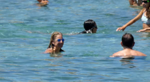 La extenista se refrescó dándose un chapuzón