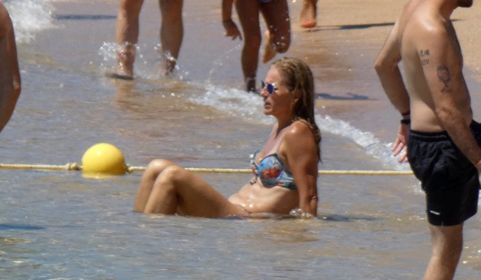 Arantxa, pensativa en la orilla