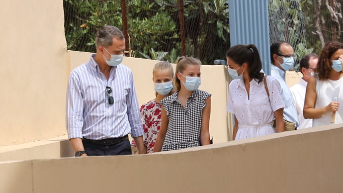 Familiar imagen de los Reyes con sus hijas