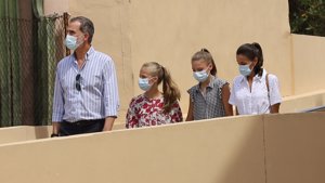 Don Felipe, doña Letizia y sus hijas llevaron la mascarilla reglamentaria por el Covid-19