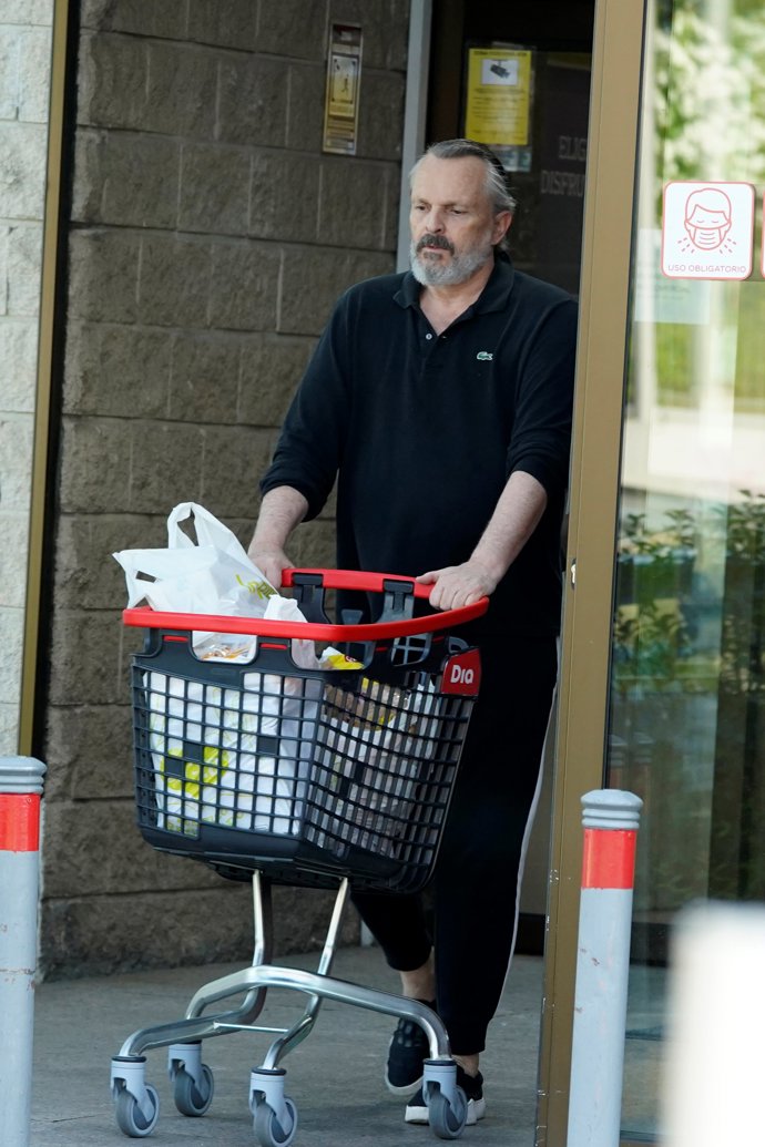 Miguel Bosé realizando la compra