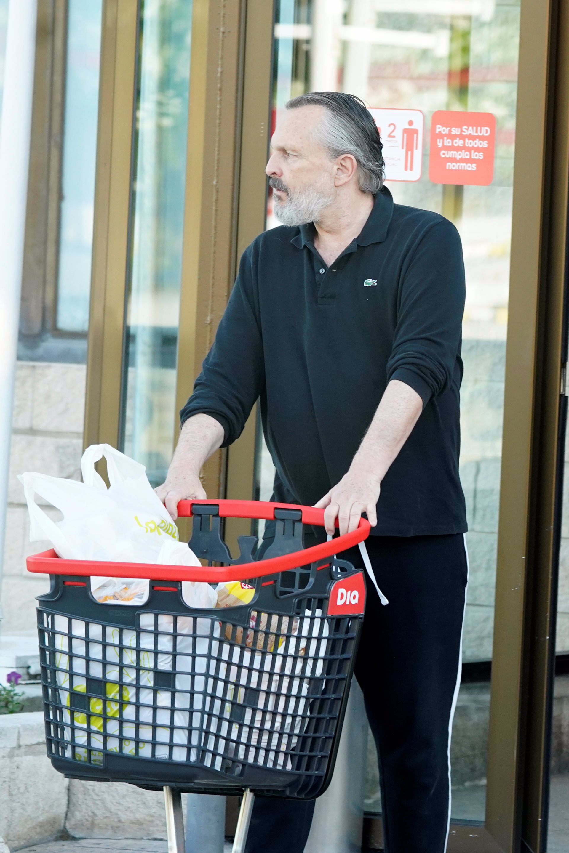 Miguel Bosé saliendo del supermercado