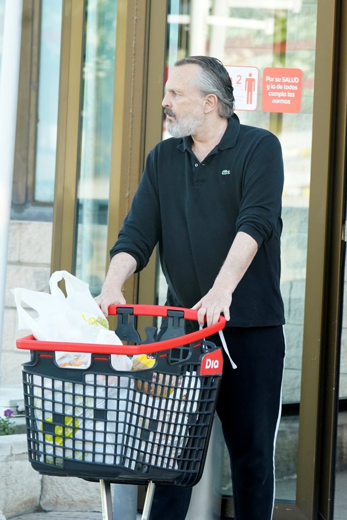 Miguel Bosé saliendo del supermercado