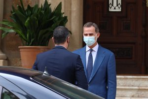 Primeras imágenes del Rey Felipe VI y Pedro Sánchez tras el abandono del rey emérito