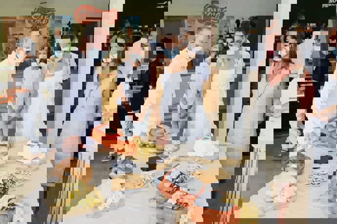 La Reina, en una cata de quesos en su visita a Menorca