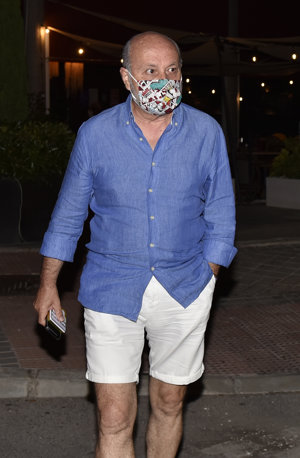 El yerno de Teresa Campos, con una original mascarilla