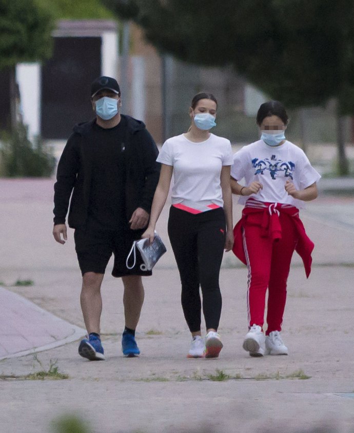 Daniella, con Yana Olina y con su padre de paseo