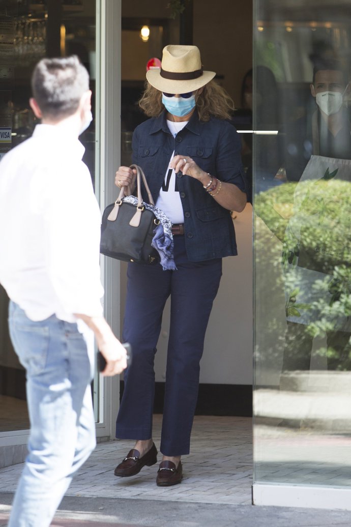 La Infanta Elena sale de un restaurante en la capital
