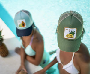 La pareja ha creado su propia firma de gorras