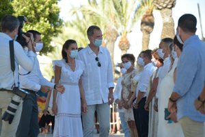 Doña Letizia enamoró con un vestido ad lib