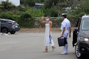 La monarca, con un estreno de Uterque en su visita a Mahón